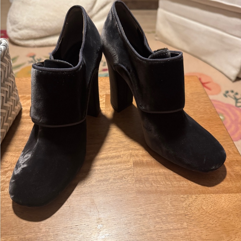 Tory Burch Black Heels with Sleek Modern Design